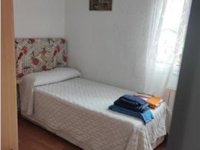 Se alquila habitación en piso de 3 habitaciones en San Roque, Santander