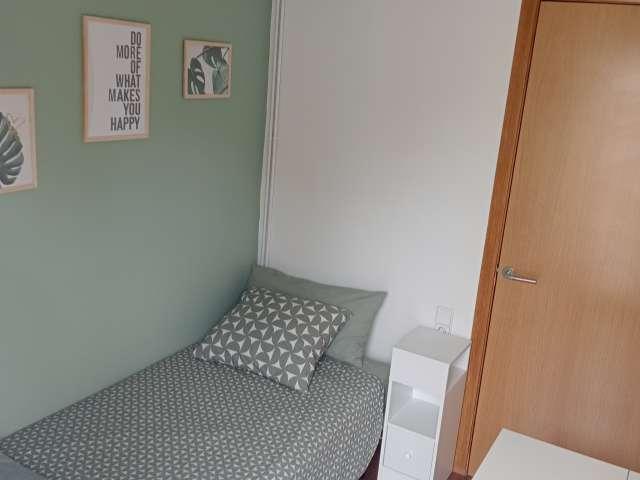 Se alquila habitación en piso de 3 habitaciones en Sabadell, Barcelona