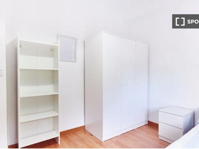 Se alquila habitación en piso de 3 habitaciones en Sevilla
