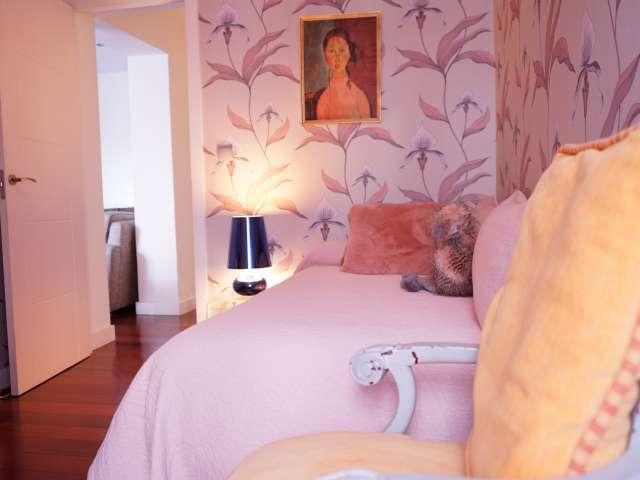 Se alquila habitación en precioso apartamento de 2 dormitorios en Atocha