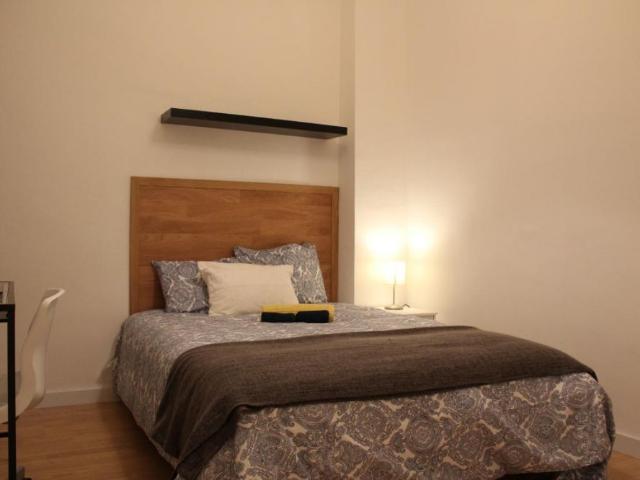 Se alquila habitación en Roger de Flor