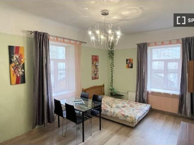 Se alquila habitación en un apartamento compartido de 3 dormitorios en Latgales priekšpilsēta
