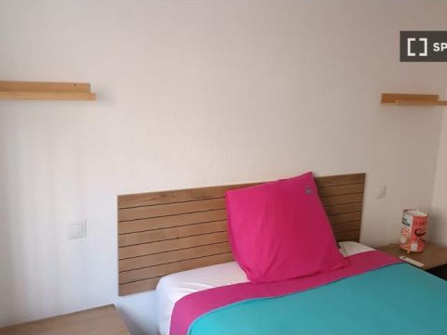 Se alquila habitación en un apartamento compartido de 3 habitaciones en San Diego. Todos los gastos