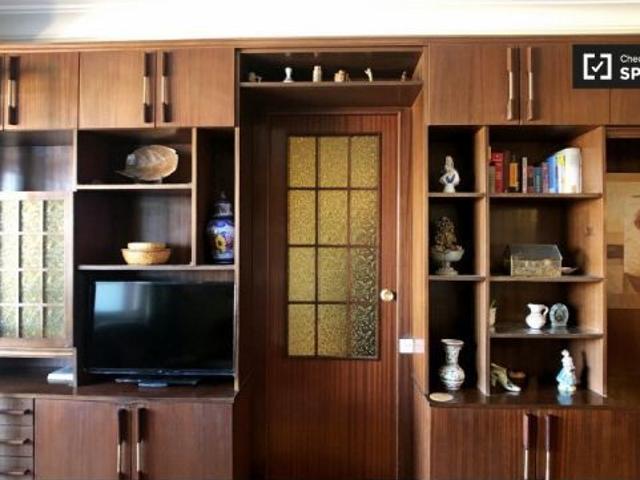Se alquila habitación en un apartamento de 4 dormitorios con terraza en la tranquila Aluche