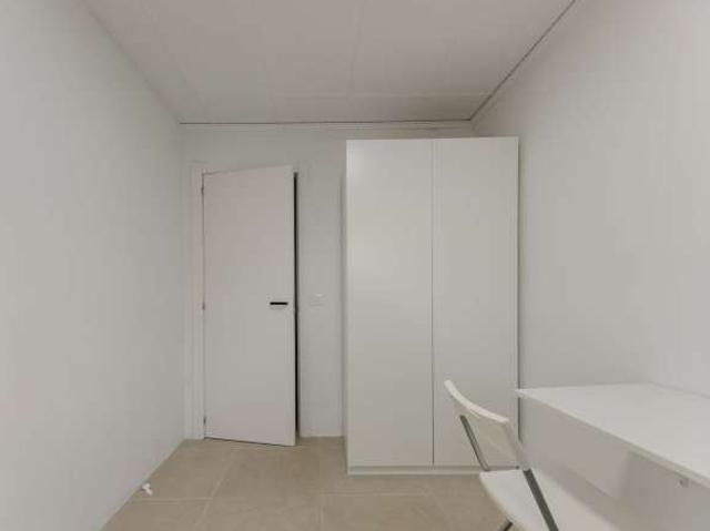 Se alquila habitación en un apartamento de 4 dormitorios en Camins al Grau