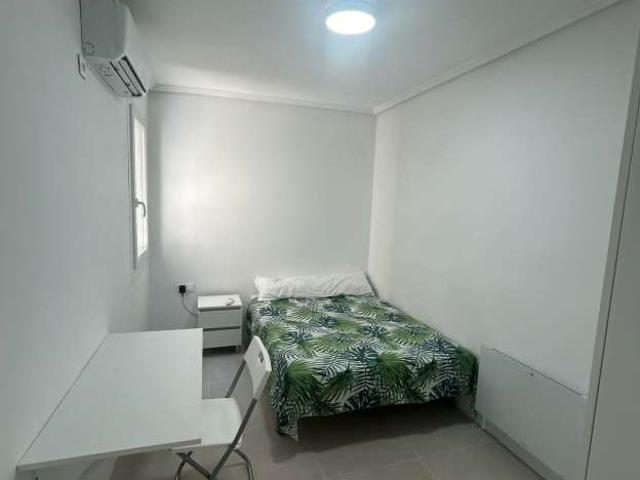 Se alquila habitación en un apartamento de 4 dormitorios en Camins al Grau
