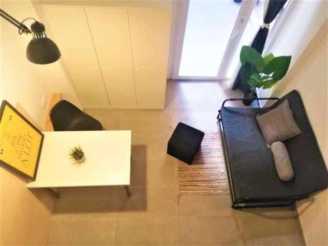 Se alquila habitación en un apartamento de 4 dormitorios en Camins al Grau