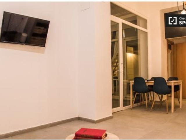 Se alquila habitación en un apartamento de 4 dormitorios en Camins al Grau