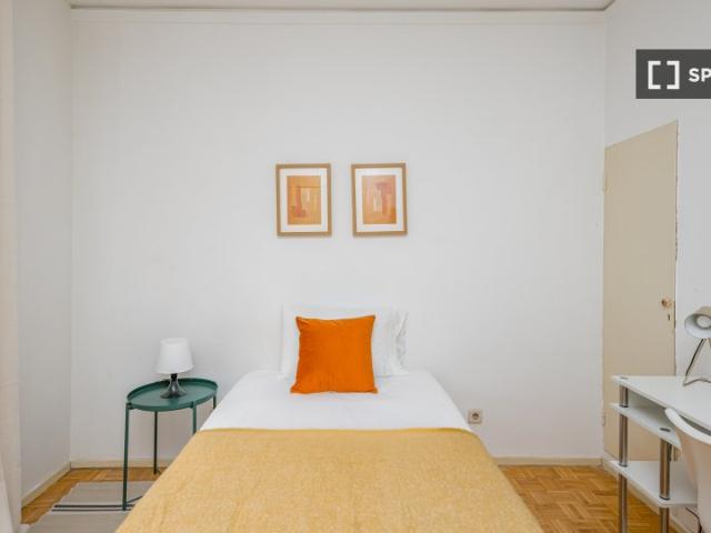 Se alquila habitación en un apartamento de 5 dormitorios en Trafalgar, Madrid
