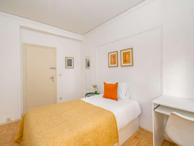 Se alquila habitación en un apartamento de 5 dormitorios en Trafalgar, Madrid
