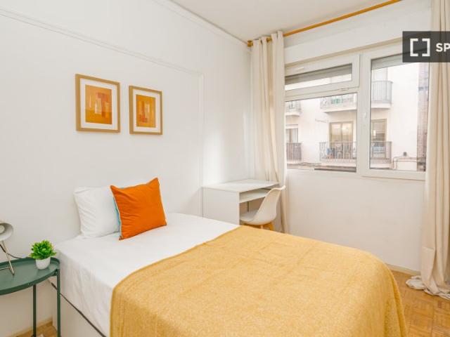 Se alquila habitación en un apartamento de 5 dormitorios en Trafalgar, Madrid