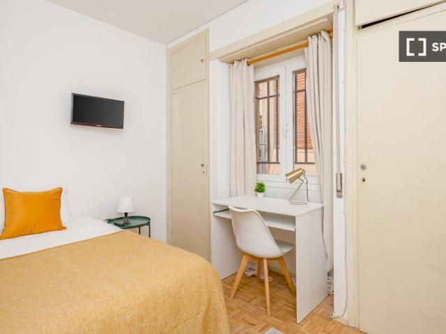 Se alquila habitación en un apartamento de 5 dormitorios en Trafalgar, Madrid