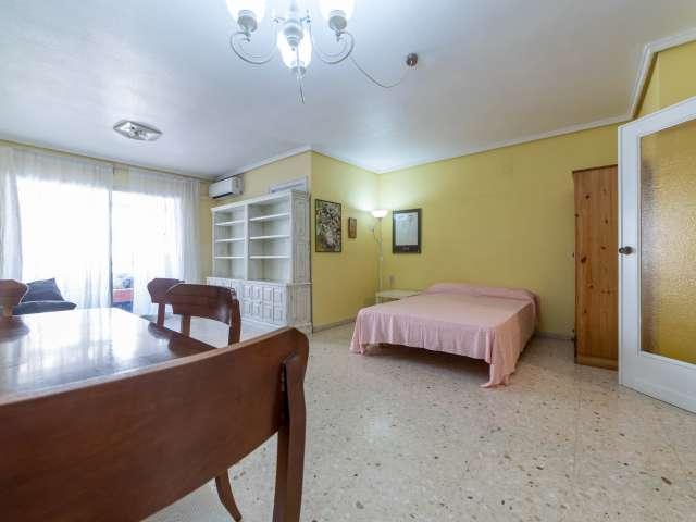 Se alquila habitación en un apartamento de 5 dormitorios en Camins al Grau