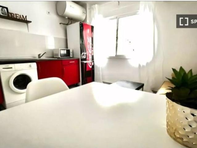 Se alquila habitación en un piso compartido de 4 habitaciones en Las Avenidas. Los inquilinos deben