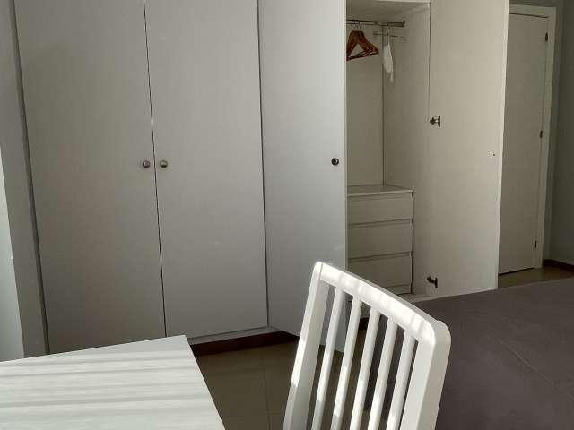 Se alquila habitación espaciosa en piso de 2 dormitorios en Barcelona