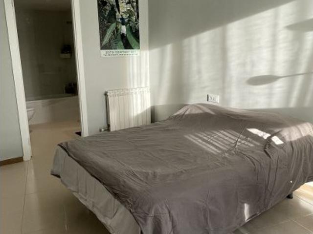 Se alquila habitación espaciosa en piso de 2 dormitorios en Barcelona