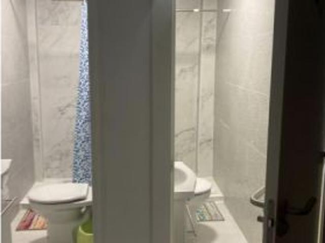 Se alquila habitación individual con balcón privado y baño privado en piso de 6 habitaciones en Madr