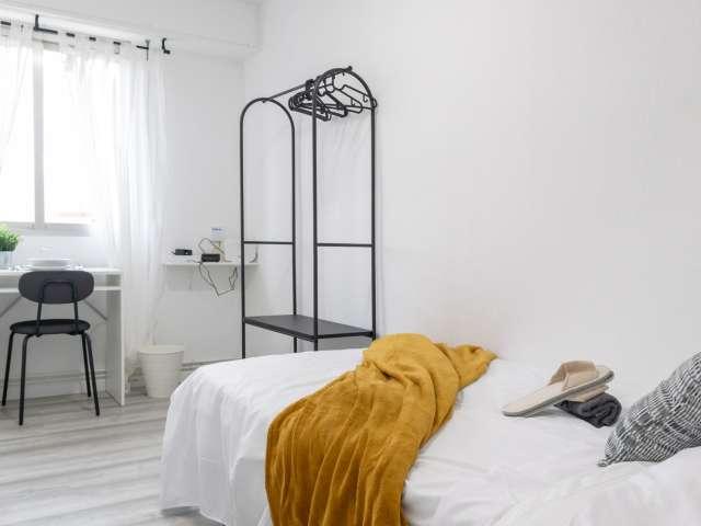 Se alquila habitación individual en piso de 5 habitaciones en Carabanchel
