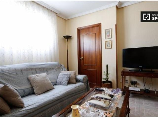 Se alquila habitación ordenada en apartamento de 3 dormitorios en Usera