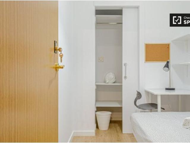 Se alquila habitación ordenada en apartamento de 6 dormitorios en Burjassot