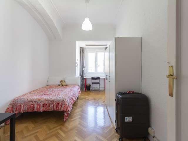 Se alquila habitación ordenada en apartamento de 8 dormitorios en Moncloa, Madrid