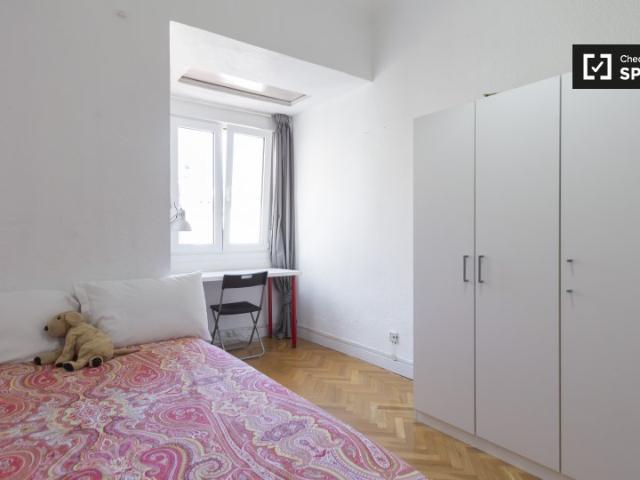 Se alquila habitación ordenada en apartamento de 8 dormitorios en Moncloa, Madrid