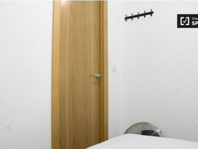 Se alquila habitación ordenada en un apartamento de 3 dormitorios en El Raval