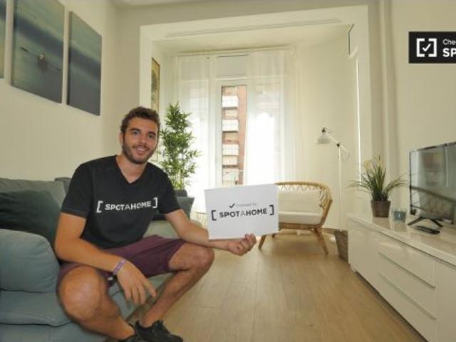 Se alquila habitación ordenada en un apartamento de 3 dormitorios en Gràcia