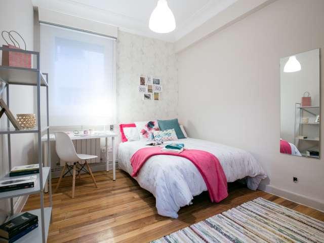 Se alquila habitación ordenada en un apartamento de 4 dormitorios en Deusto, Bilbao