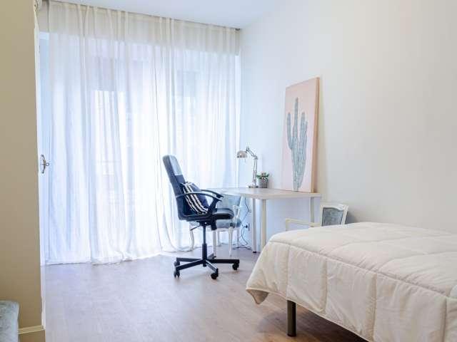 Se alquila habitación ordenada en un apartamento de 5 dormitorios en Ciutat Vella