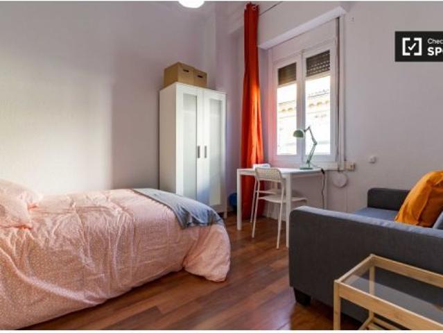 Se alquila habitación ordenada en un apartamento de 5 dormitorios en Ciutat Vella