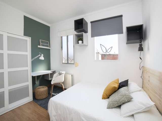 Se alquila habitación ordenada en un apartamento de 5 dormitorios en Gràcia