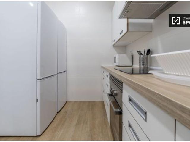 Se alquila habitación ordenada en un apartamento de 6 habitaciones en Extramurs