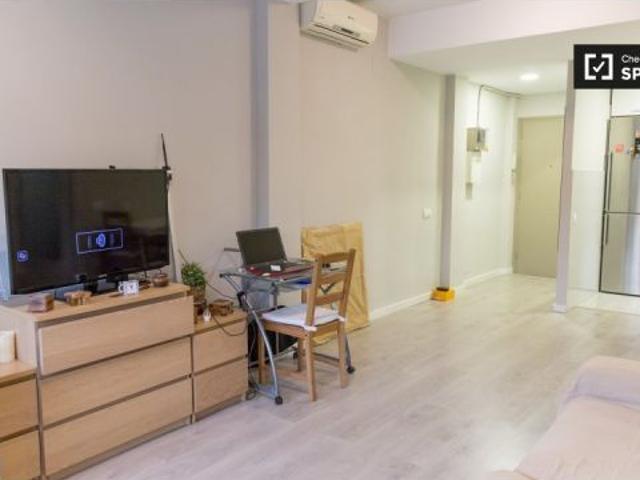 Se alquila habitación luminosa en apartamento de 2 dormitorios, Sant Martí