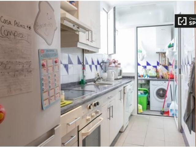 Se alquila habitación luminosa en apartamento de 7 dormitorios en Malasaña