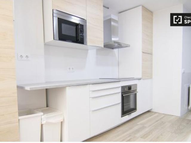 Se alquila habitación luminosa en apartamento de 7 habitaciones en Prosperidad