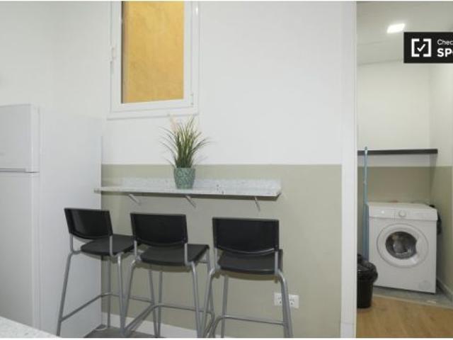 Se alquila habitación luminosa en apartamento de 4 dormitorios en El Raval