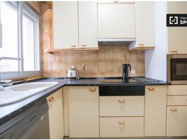 Se alquila habitación luminosa en apartamento de 5 dormitorios en Ciudad Lineal