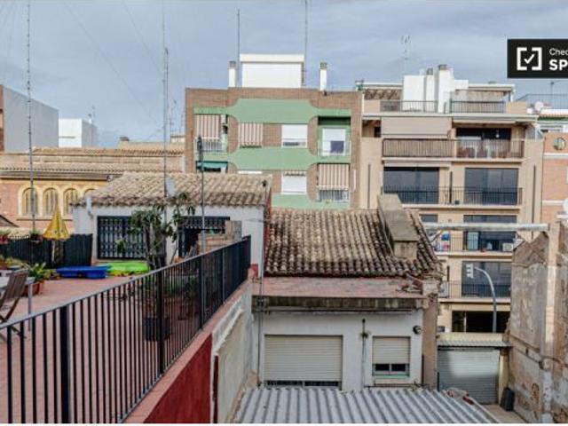 Se alquila habitación luminosa en apartamento de 6 dormitorios en Burjassot