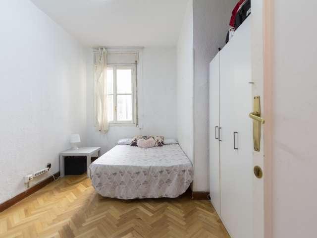 Se alquila habitación luminosa en apartamento de 8 dormitorios en Moncloa