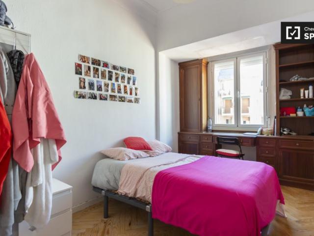 Habitación en piso de 9 habitaciones en alquiler en Gaztambide, Madrid