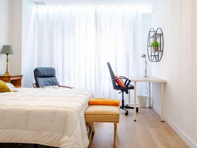 Se alquila habitación moderna en apartamento de 5 dormitorios en Ciutat Vella