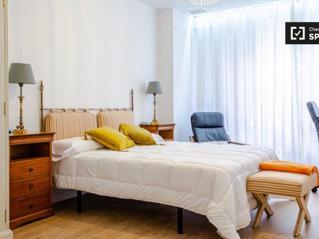 Se alquila habitación moderna en apartamento de 5 dormitorios en Ciutat Vella