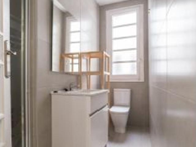 Se alquila habitación moderna en apartamento de 5 dormitorios en L' Eixample