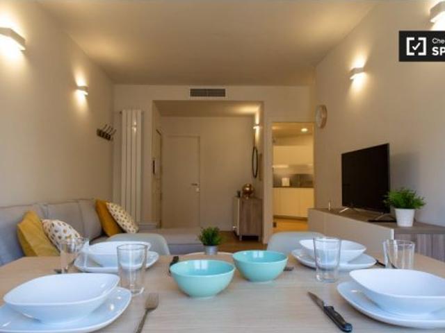 Se alquila habitación moderna en apartamento de 5 dormitorios en La Dreta