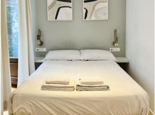 Se alquila habitación moderna en apartamento de 6 habitaciones en Centro