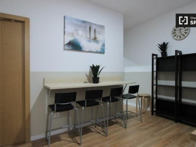 Se alquila habitación moderna en apartamento de 6 habitaciones en el Raval