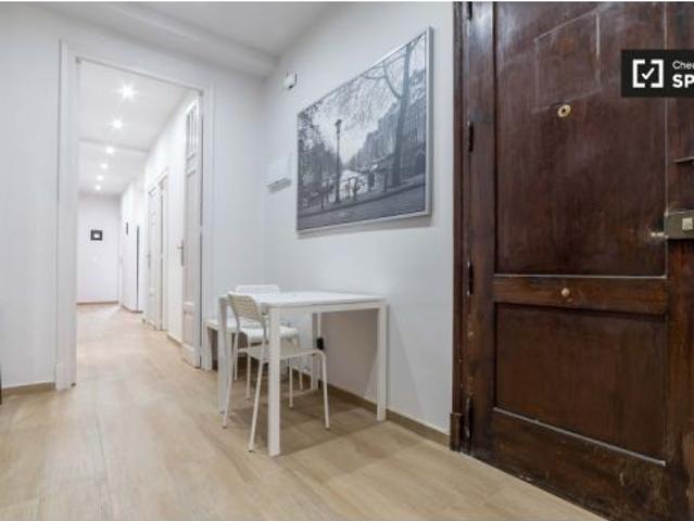 Se alquila habitación moderna en apartamento de 6 habitaciones en Extramurs