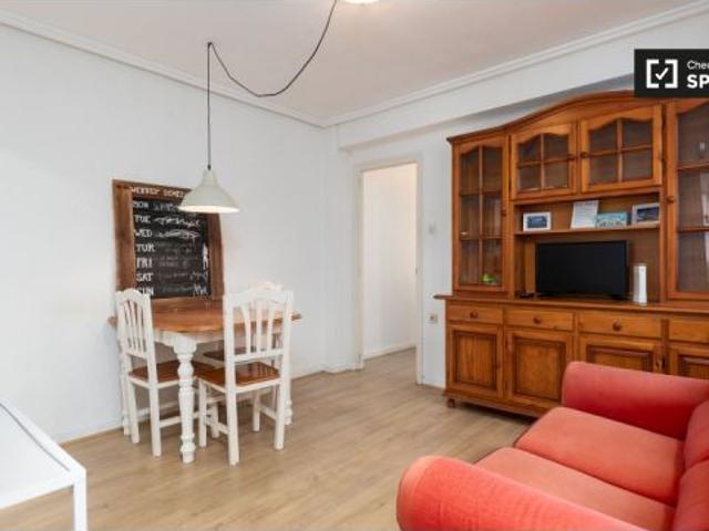 Se alquila habitación moderna en apartamento de 3 dormitorios en Jesús