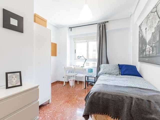 Se alquila habitación modesta en apartamento de 9 habitaciones en Mestalla